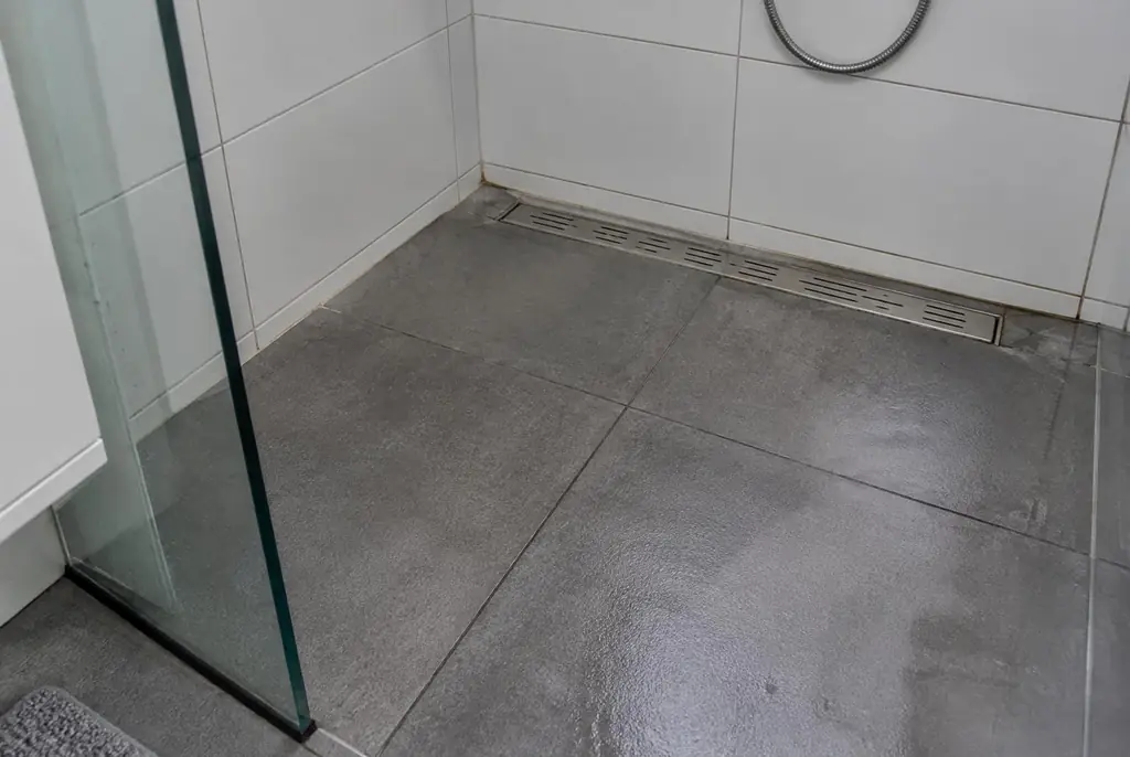 Lekdetectie Ermelo – lekkende inloopdouche met natte voegen