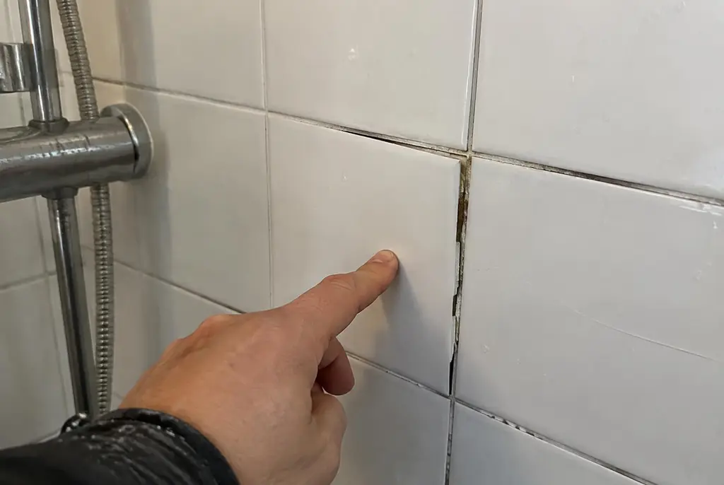 Lekdetectie Ermelo – losse, holle badkamertegels door een lekkage