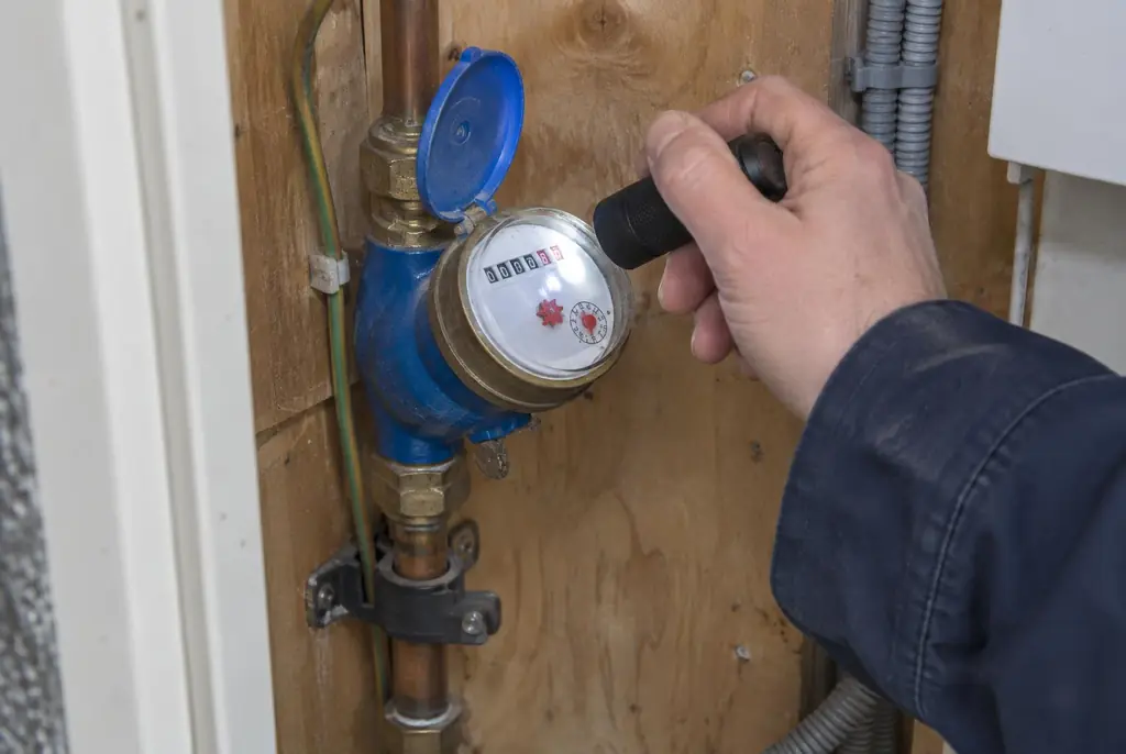 Lekdetectie Ermelo – watermeter in de meterkast controleren met een zaklamp